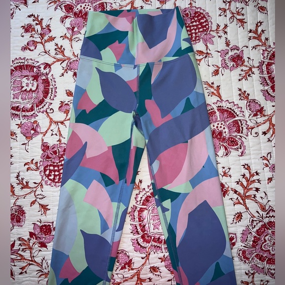 BEACH RIOT LEGGINGS! - Picture 2 of 4